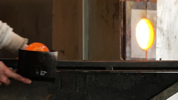 Glassworks glass manufacturing process - glass rolling on the marver alt