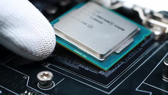 Installing a Processor On a Motherboard 07 alt