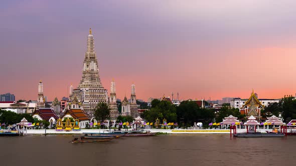 day to night time lapse of Wat Arun Temple with Chao Phraya river in Bangkok, Thailand alt