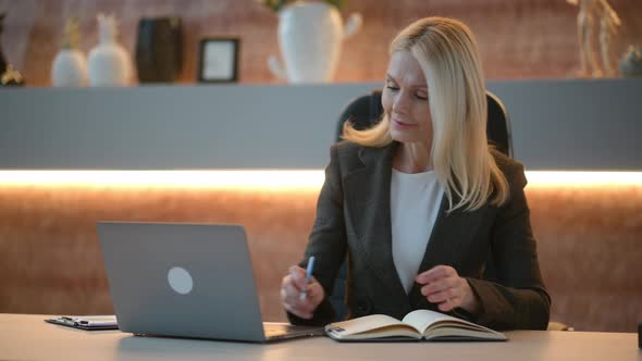 Happy Smart Caucasian Business Woman Top Manager Ceo Sits at a Table in a Modern Office Uses a alt