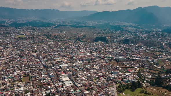 Aerial hyperlapse of the town of San Juan Ostuncalco during the day. alt
