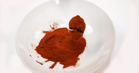 Paprika, capsicum annuum, Powder falling against White Background, Slow Motion 4K alt