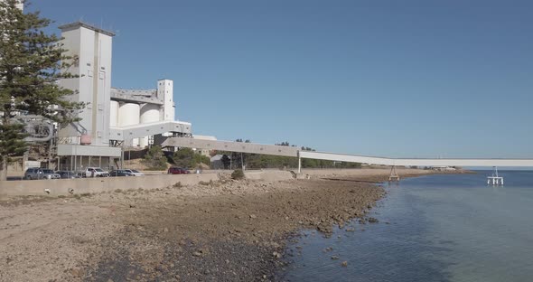 Wheat silos on the shore front at Wallaroo in South Australia alt