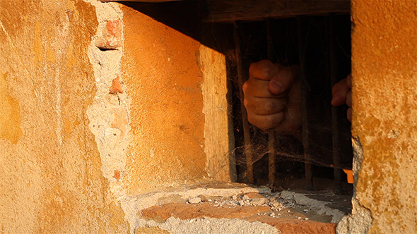 Convict in Forgotten Jail alt