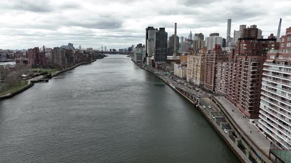 An aerial view over the east river with Roosevelt Island on the left and Manhattan's Eastside on the alt