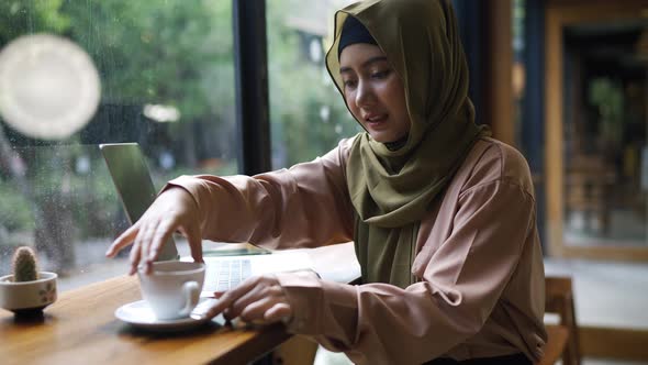 Young Asian Muslim Woman Working in the Coffeeshop 01
