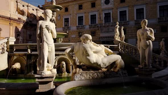 The Praetorian Fountain or Fontana Pretoria in Palermo, Sicily, Italy alt