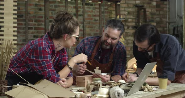 The Designer Determines the Form of Cabriole Legs for Table