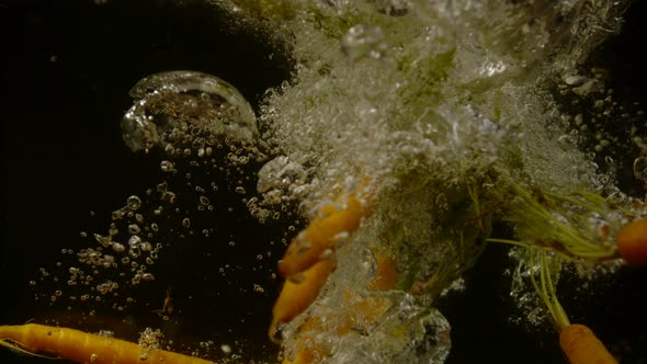 Carrots falling in water, Ultra Slow Motion alt
