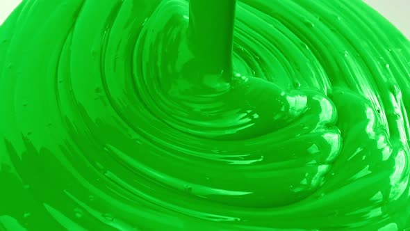 Green Paint Pouring alt