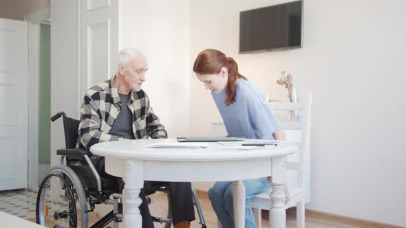 An Adult Woman Came to Visit Her Elderly Father alt