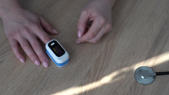 Monitoring the Level of Blood Oxygen Saturation Using a Pulse Oximeter alt