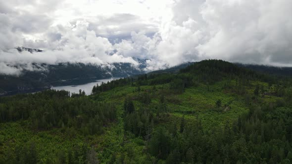 Panoramic views over the mountains and lakes of the Sunshine Coast Trail deep in British Columbia, C alt