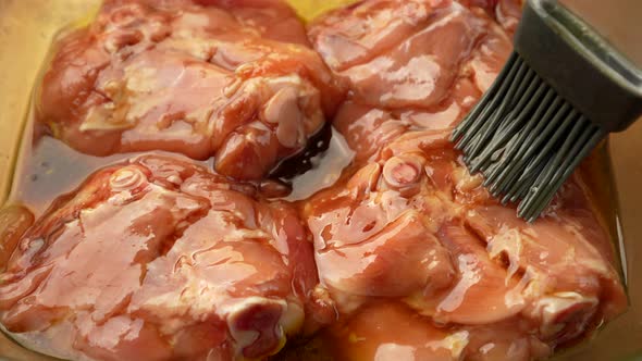 Marinate chicken in sauce. Chicken in sauce Teriyaki alt