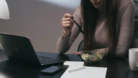 Work Lunch Office Food Woman Eating Salad Desk alt