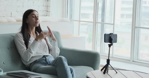 A Young Blogger Streaming Online in a Social Network alt