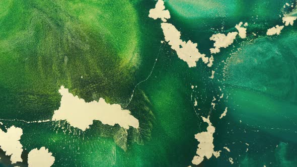 Fluid Art Emerald Shining Wallpaper Closeup alt