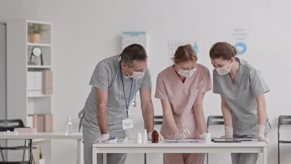 Three Doctors Talking Before Working Day alt
