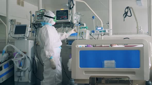 Healthcare Professional Taking Care of a Coronavirus Patient alt