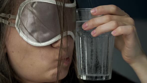 Hard Awakening of a Woman After Excessive Alcohol Consumption alt