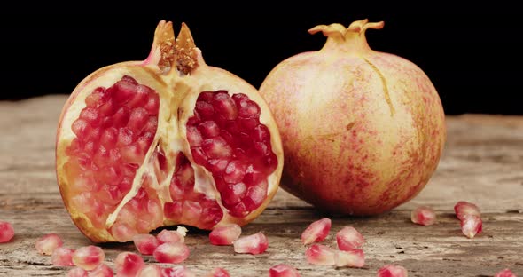Pomegranate fruit alt