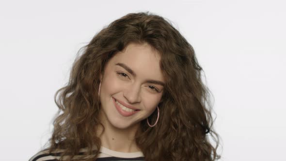 Young Woman Portrait in Studio alt