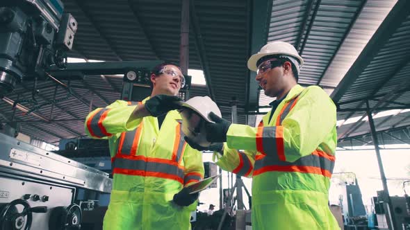 Factory Worker Warn Coworker About Safety and Give Hardhat to Him alt