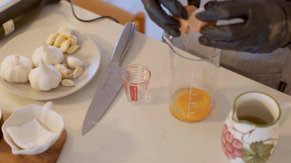 Hands Cracking Egg, Cooking Process alt