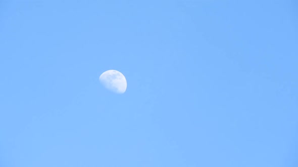 Moon passing by, beautiful time lapse capturing clouds and moon moving alt