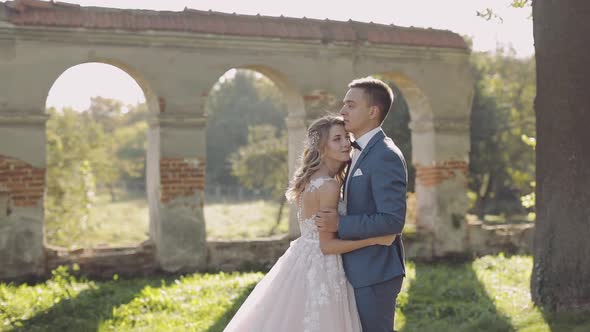 Wedding Couple. Lovely Groom and Bride. Happy Family. Man and Woman in Love alt