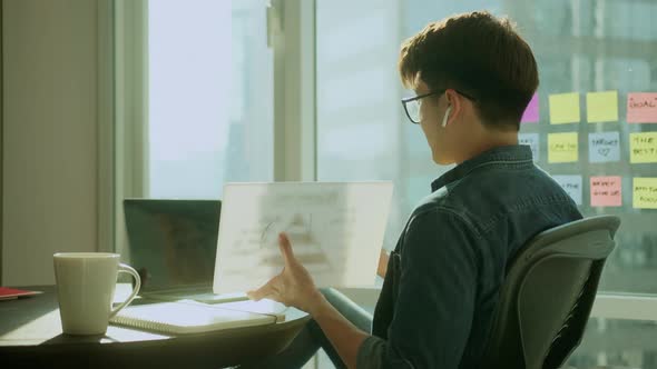 casual business discussion meeting asian male freelance work alt