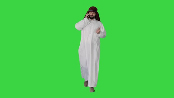 Arab Sheikh Making a Call Walking on a Green Screen, Chroma Key alt