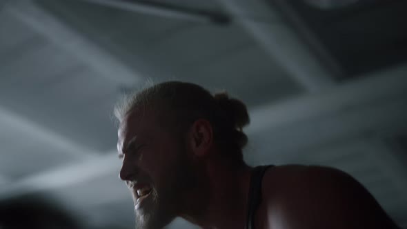 Bodybuilder Battling Ropes alt