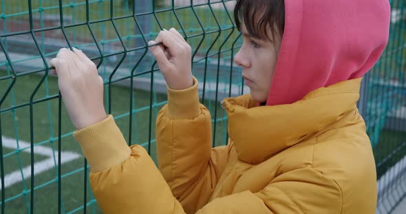 Girl Feeling Alone Outdoor alt