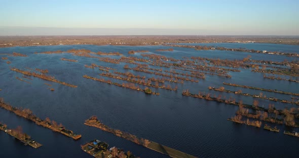 Aerial view of houses with boats on the lake at Loosdrecht Kalverstraat. alt