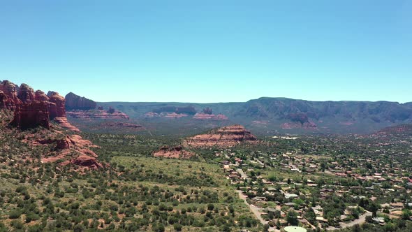 Aerial Panoramic Of Suburbs And Red-Rock Buttes In The Town Of Sedona, Arizona. alt