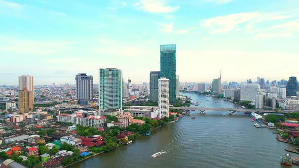 4K UHD : Aerial view over the Chao Phraya River and Buildings of Bangkok alt