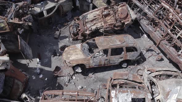 War in Ukraine a Dump of Shot and Burned Cars in Irpin alt