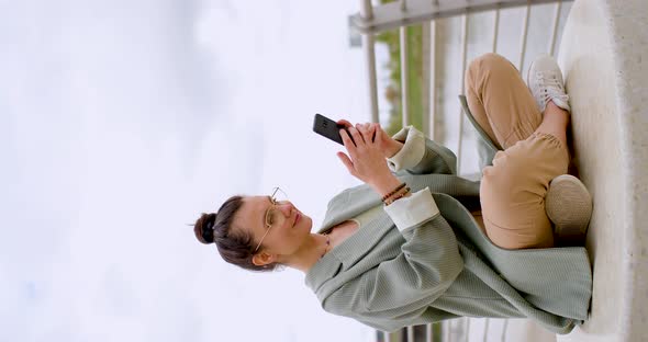 35Yearold Woman Communicates with Her Boyfriend Online Messages Via Smartphone alt