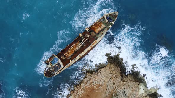 Shipwreck Wreck Sunken Ship in the Sea or Ocean Environmental Disaster Concept Old Rusty Ship in alt
