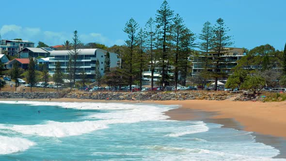 Rolling Waves on a Sunburnt Beach alt