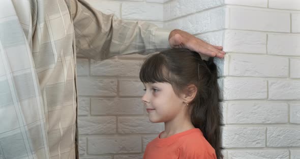 Father measures the growth. alt