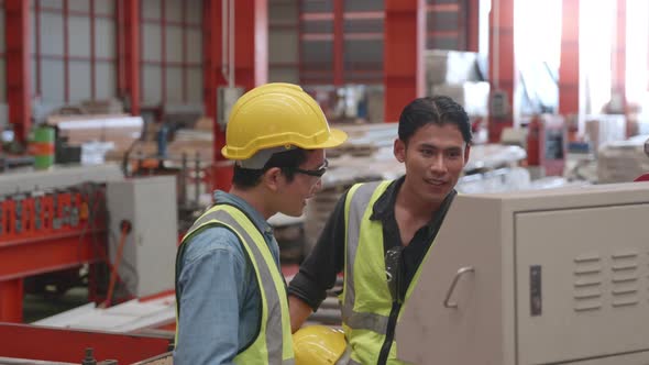 Engineering is on the job training apprentices of metal sheet roof ...