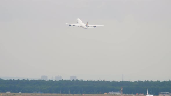 Jumbo Jet Climbing Long Shot alt