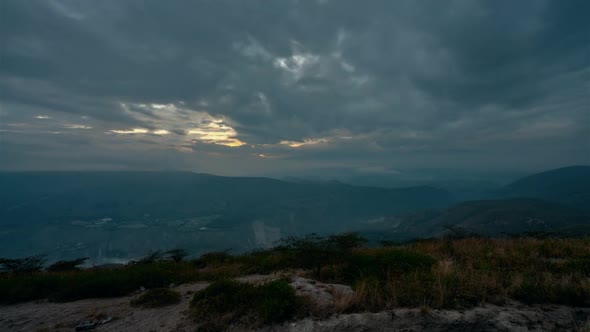 Quito, Ecuador, Timelapse  - Sunrise over the mountains of the Ecuadorian capital alt