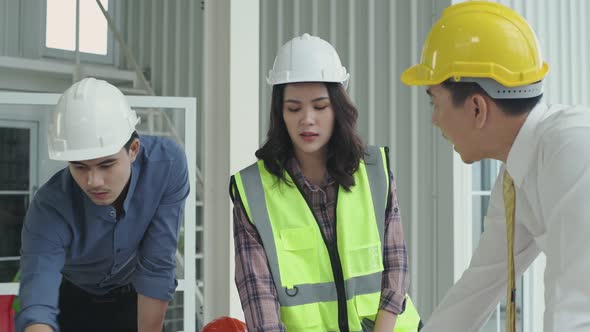 Business concept. Engineers are brainstorming at a meeting. 4k Resolution. alt