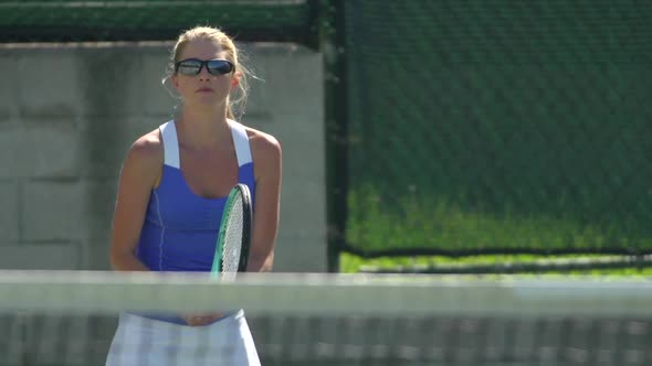 Women playing tennis. alt