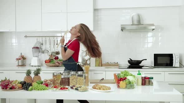 oung woman entered the kitchen, made the meal and danced in joy