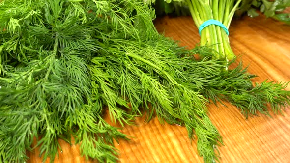 Fennel and parsley on a wooden cutting board. alt