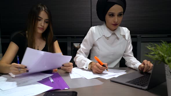 Businesswomen Working alt